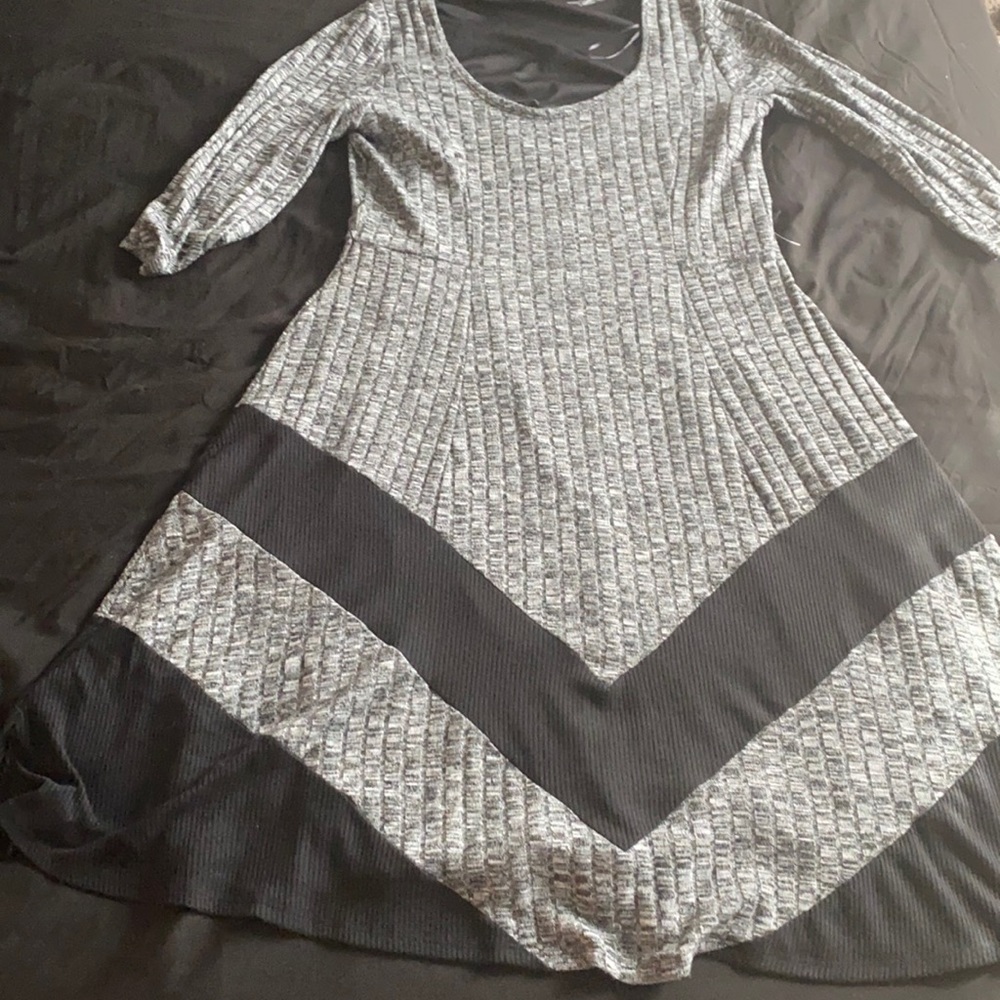 Flowy black and grey dress, medium sleeve length- L